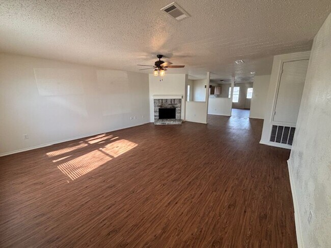 Building Photo - 1 Story Home in Crowlley with Community Pool