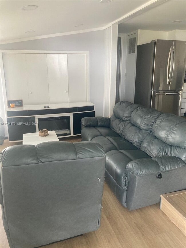 Building Photo - 310 NE 45th Pl