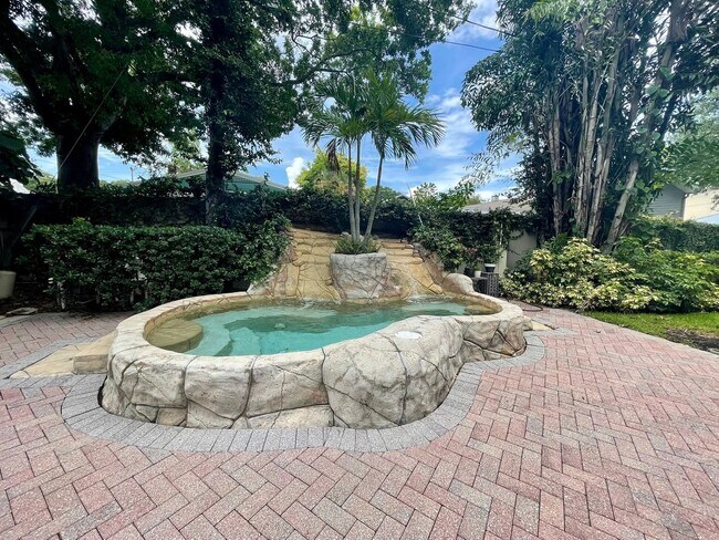 Building Photo - 3 Bed 2.5 Bath Townhouse in A+ location!