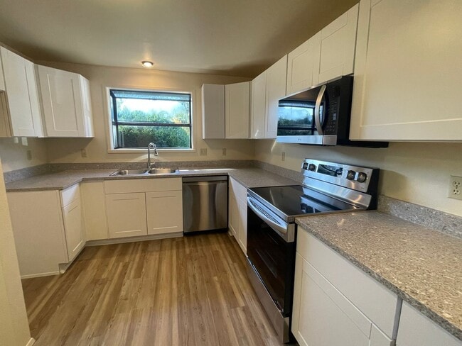 Building Photo - Charming & Convenient 2-Bedroom Apartment ...