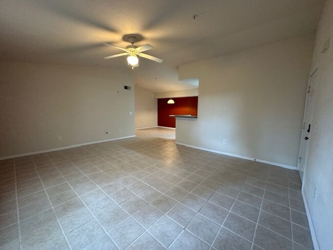 Building Photo - Spacious 1B/1B Unfurnished Condo near Beac...