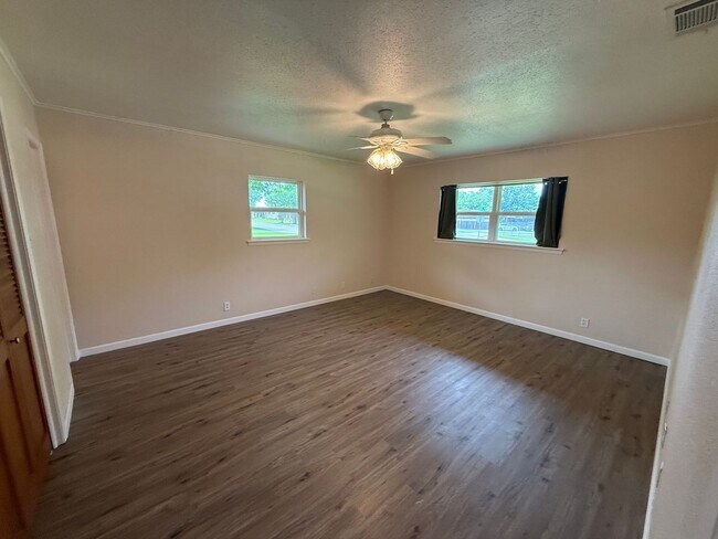 Building Photo - TEXAS SIZED WHITESBORO HOME FOR LEASE! 4 BEDROOMS-LOTS OF SPACE! HURRY!