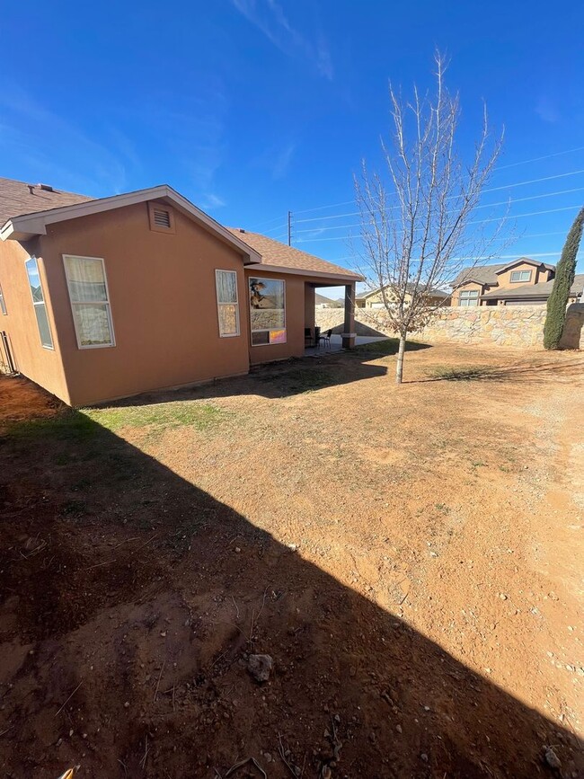 Building Photo - Beautiful 3 Bedroom/2 Bathroom home locate...