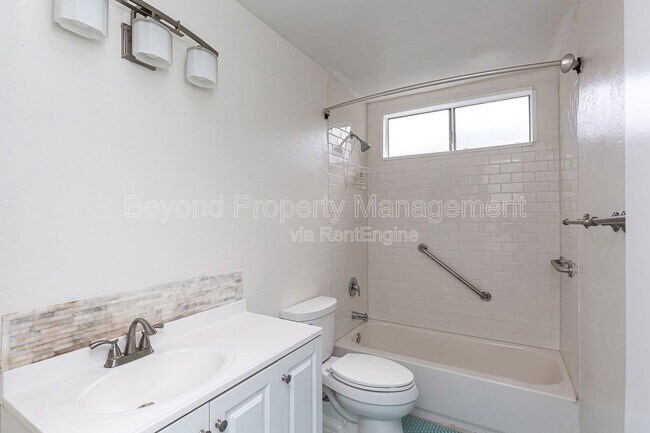 Building Photo - 3661 Cactusview Dr