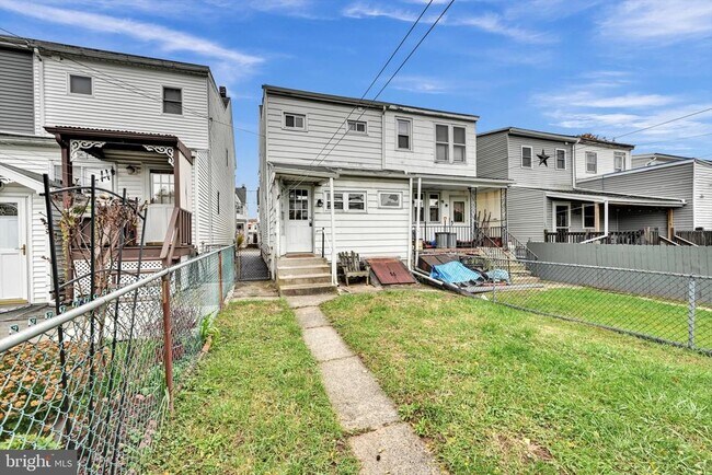 Building Photo - 523 W Oak St