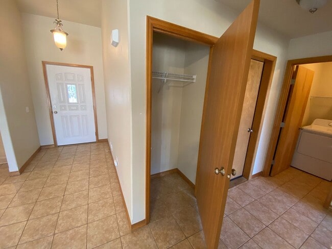 Building Photo - BONUS RENT SPECIAL! Nice 3 Bed, 2 Bath Home!