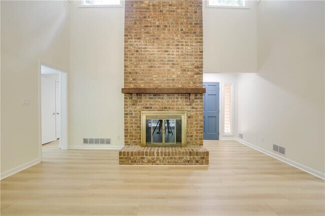 Building Photo - 765 Spring Valley Dr