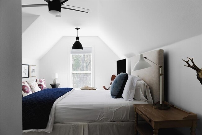 Building Photo - 11505 SW Oaks