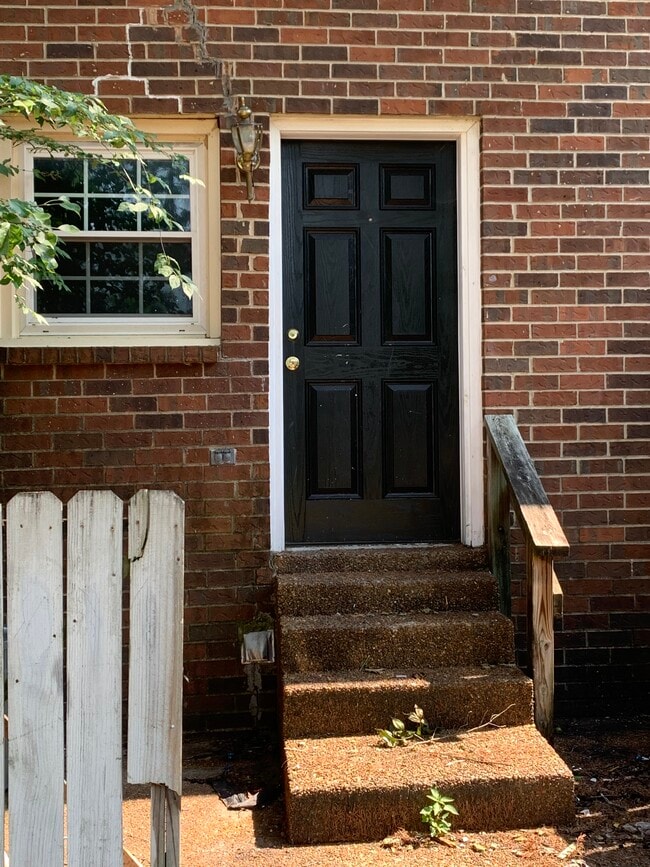 Building Photo - 803 Holder Ct