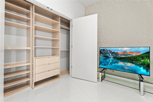 Building Photo - 851 NE 1st Ave