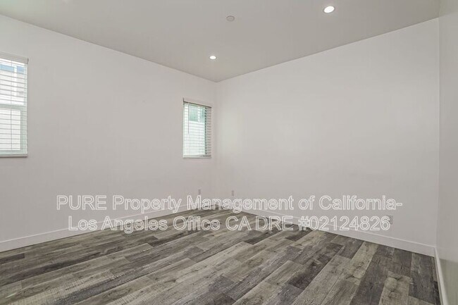 Building Photo - 1344 N Kenmore Ave