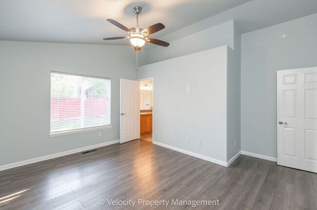 Building Photo - Light & Bright Single Level Home!