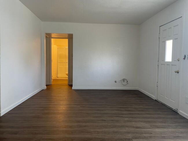 Building Photo - Cute and updated 3 bedroom 1 bathroom home...