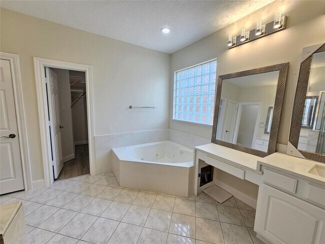 Building Photo - 12503 Rosewood Way Ln