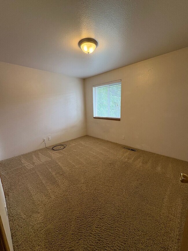 Building Photo - 2050 Campus Dr