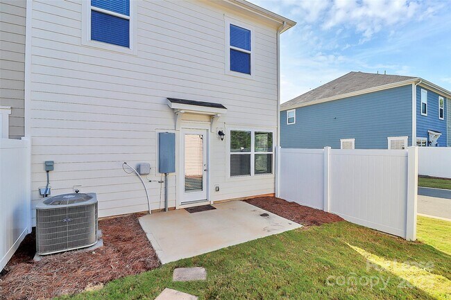 Building Photo - 646 Sagecroft Ln