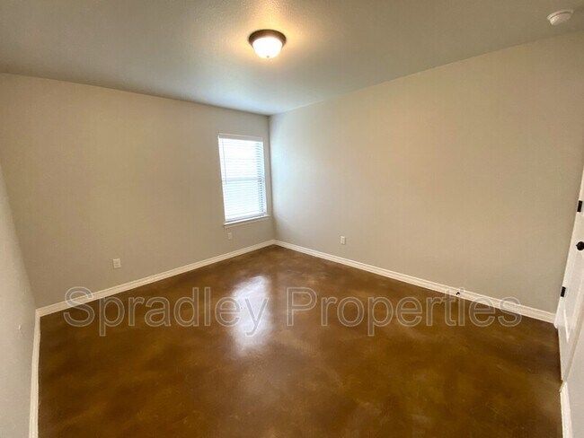 Building Photo - 202A Juniper Dr