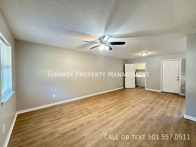 Building Photo - 361 N Oak Ct