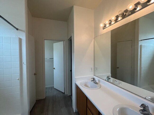 Building Photo - Great single story 3 bedroom house for rent!