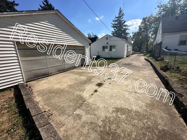 Building Photo - 2 Bed 1 Bath