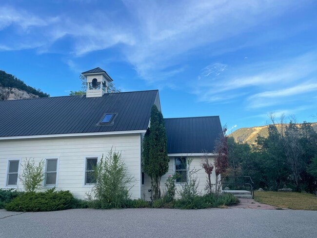 Building Photo - Large Three Bedroom on the North Side of D...