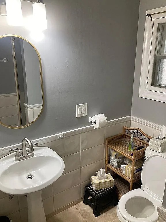 Building Photo - Spacious 2,511 square foot Colonial with b...