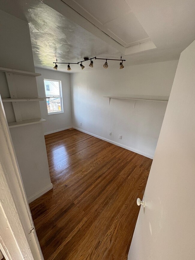 Building Photo - 807 Hazlett Ave