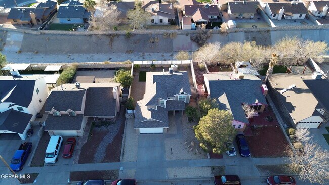 Building Photo - 617 Colchester Dr