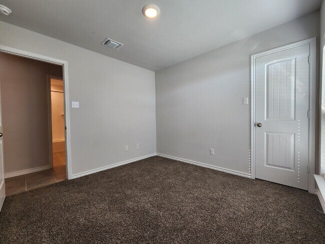 Building Photo - "Bright and Beautiful 3-Bedroom 2-Bath Hom...