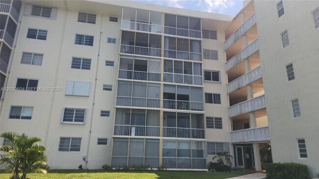 Building Photo - 2920 Point E Dr