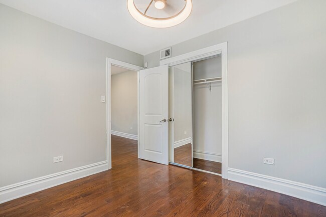 Building Photo - 4640 N Kenmore Ave