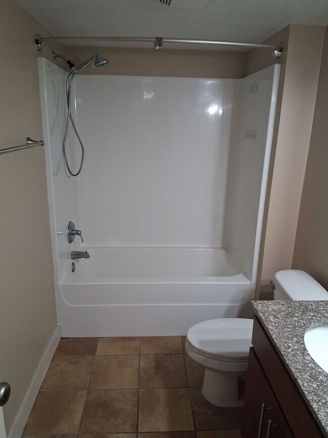 Building Photo - Lake Plaza Condominiums Unit #802: 3bed/2bath Available FALL 2026 - Move in 8/13/26! $3300/month ...