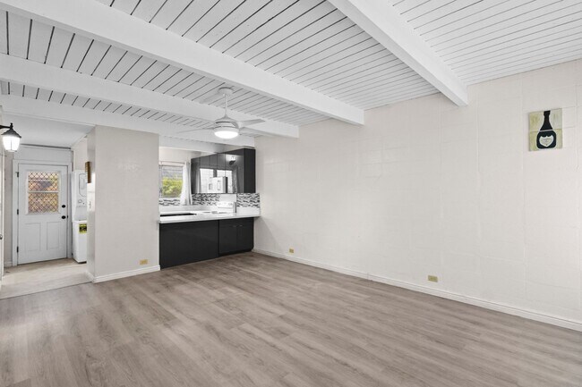 Building Photo - Renovated Tropic Gardens Town House for rent!