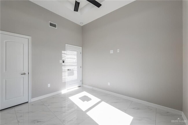Building Photo - 522 S Reagan St
