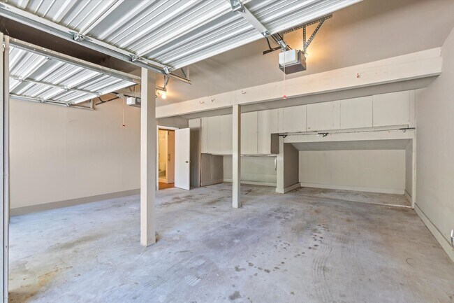 Building Photo - 1560 Debra Ln