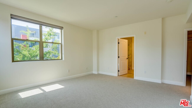 Building Photo - 5037 Rosewood Ave