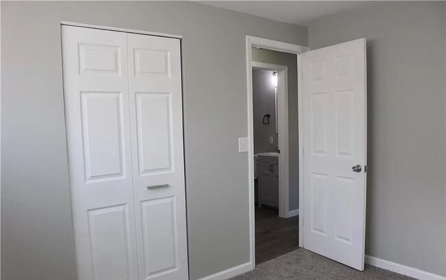 Building Photo - 4 Bedroom home with fenced in backyard and central air