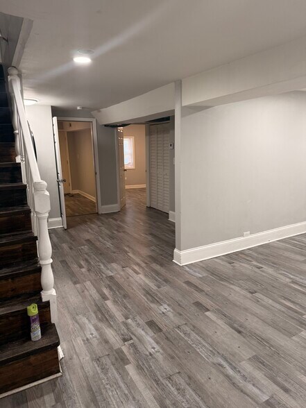 2 bed rooms downstairs with bathroom - 2704 W Adams St