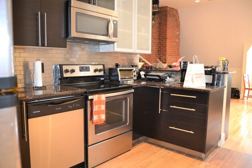 Building Photo - 1203 Beacon St