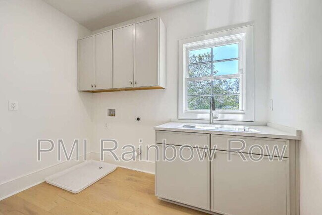 Building Photo - 755 Adluh St