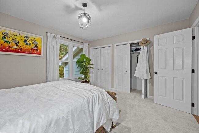 Building Photo - Adorable End-Unit Townhome in Desirable No...