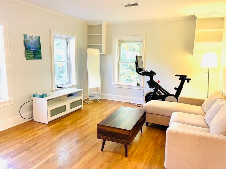 Building Photo - 416 Medford St