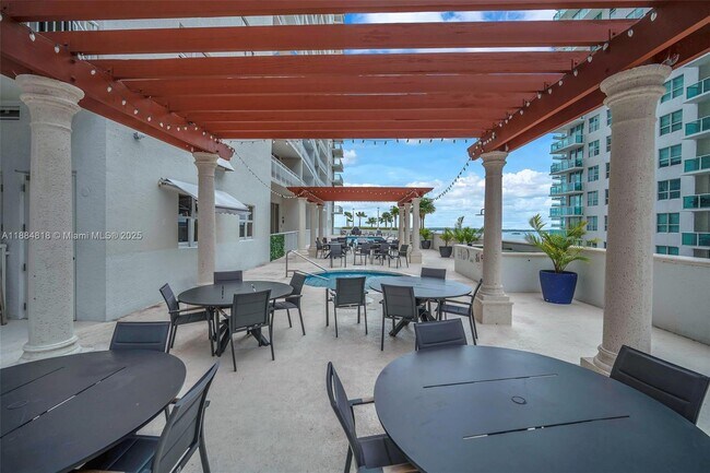 Building Photo - 1200 Brickell Bay Dr