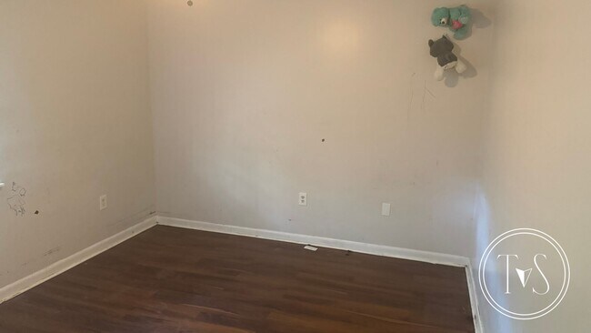 Building Photo - RATE DROP ALERT (was $1590/month)!