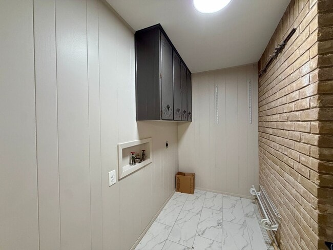 Building Photo - 3401 Oakridge Ln