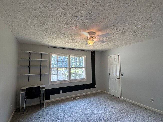 Building Photo - 671 Circle Dr