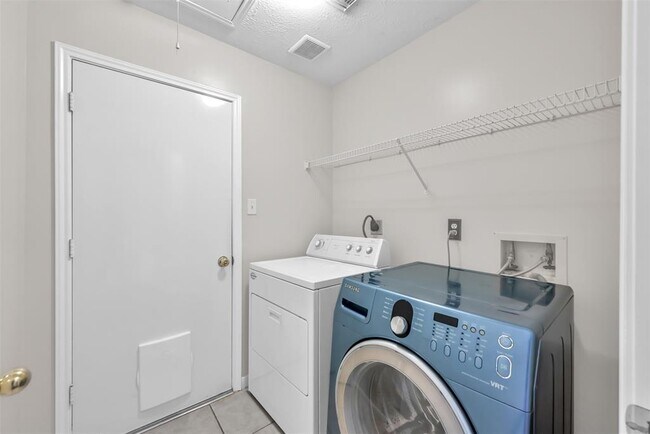 Building Photo - 10914 Waterview Cir