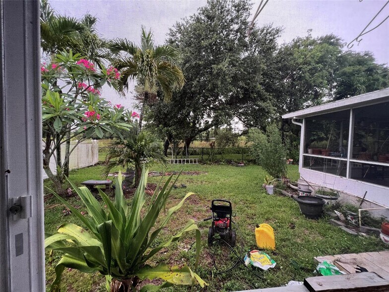 Building Photo - 7400 SW 37th Ct