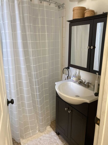 Full Bath - 173 36th St