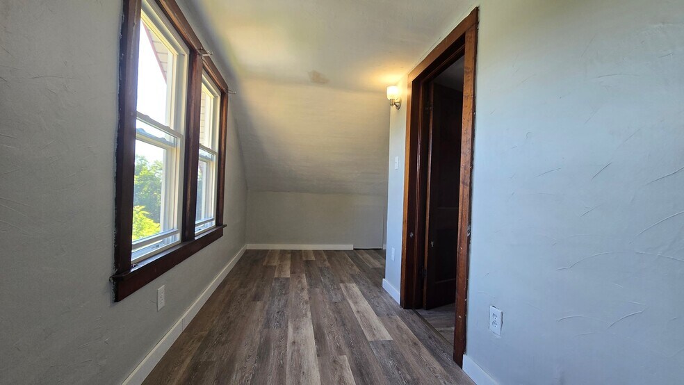 Building Photo - 537 Woodville Rd